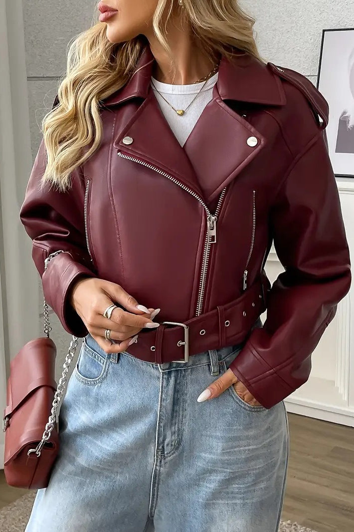 Jacke mit kurzem Schnitt und Kunstleder in Schwarz