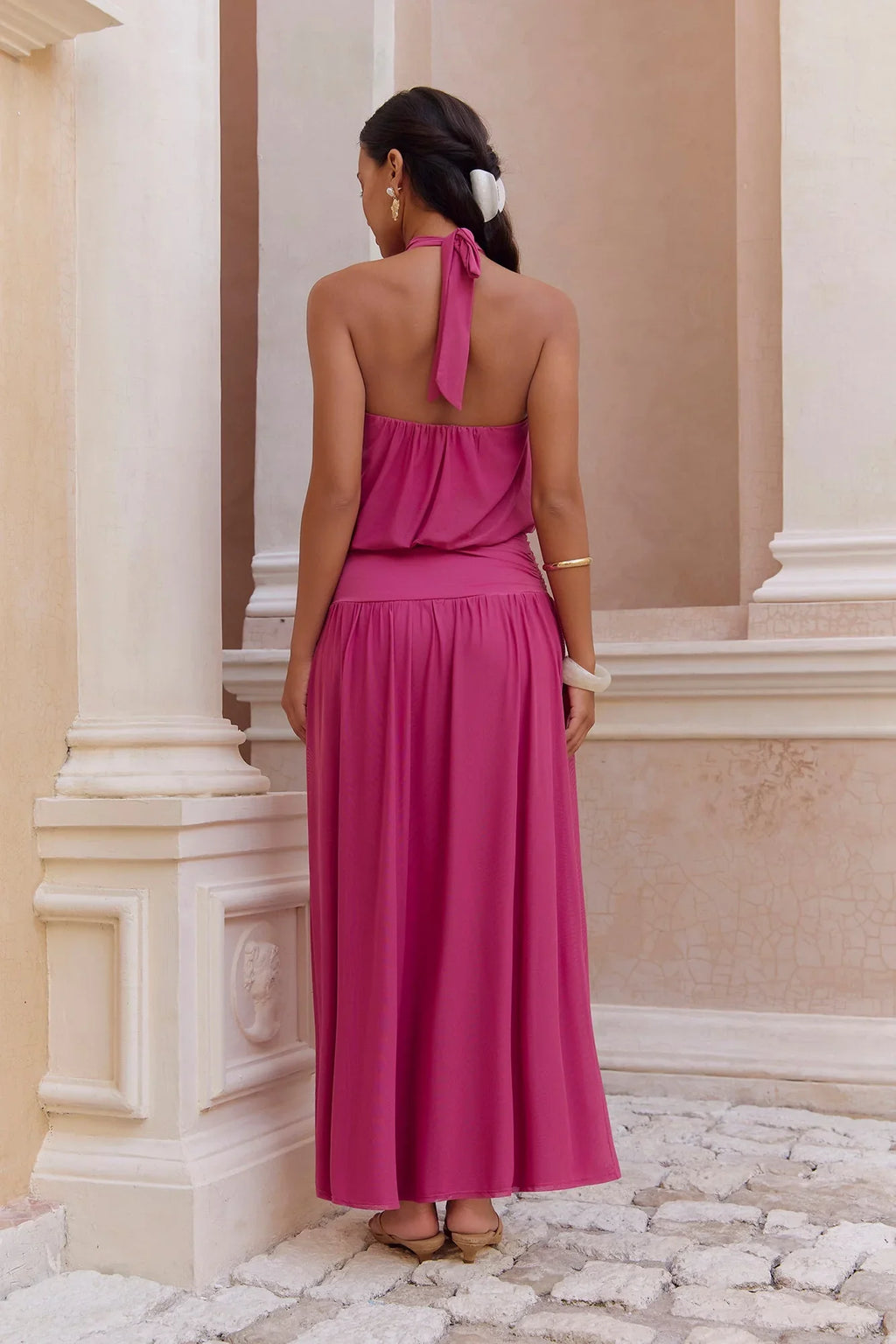 Camellia – Maxikleid mit Neckholder und Mesh-Akzenten