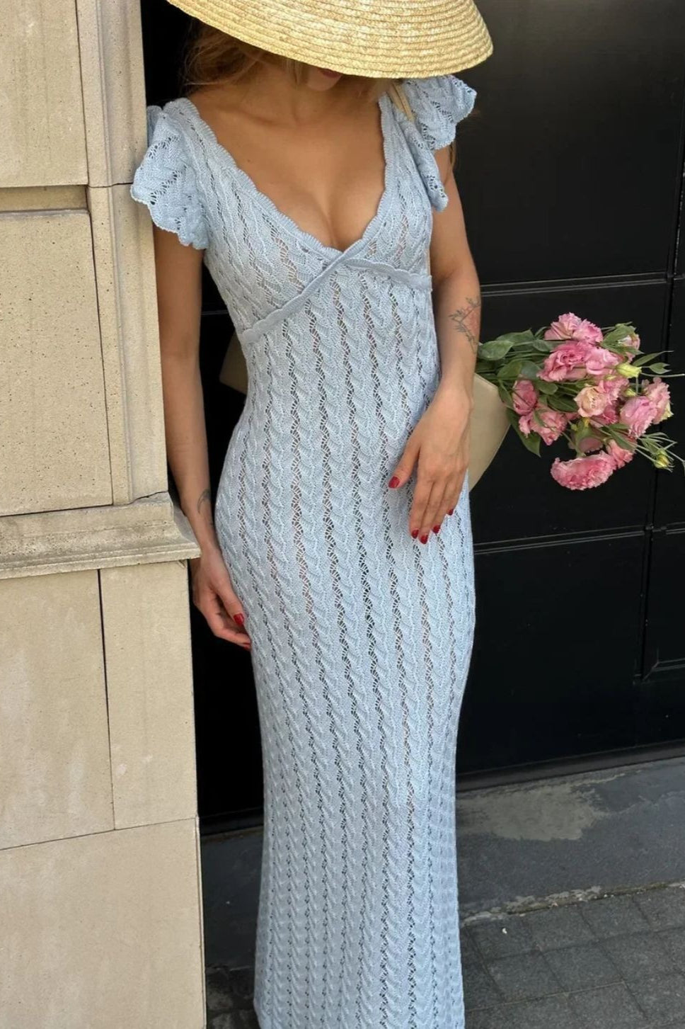 Rückenfreies Kleid mit V-Ausschnitt, Strickstruktur und Rüschen