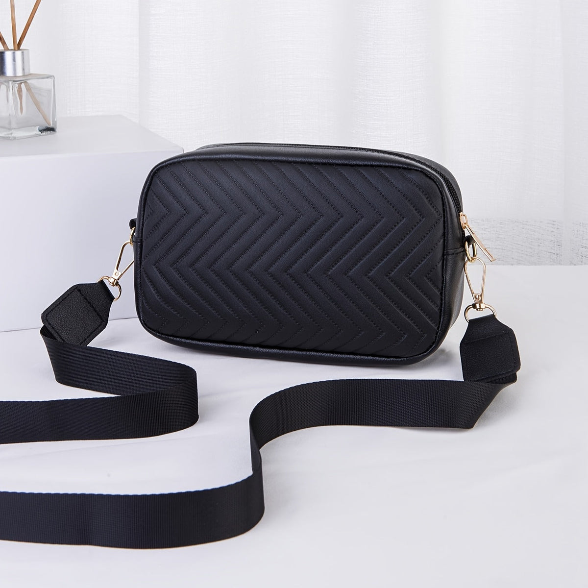 Elegante leicht Damenhandtasche – Gestreift und Gepolstert mit Goldener Hardware