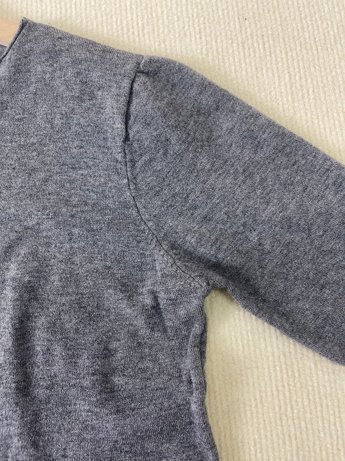 Einfacher Schlichter Pullover Mit Langen Ärmeln