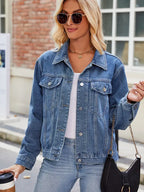 Jeansjacke im kurzen Schnitt im Used-Look mit figurbetontem Schnitt und Knopfverschluss