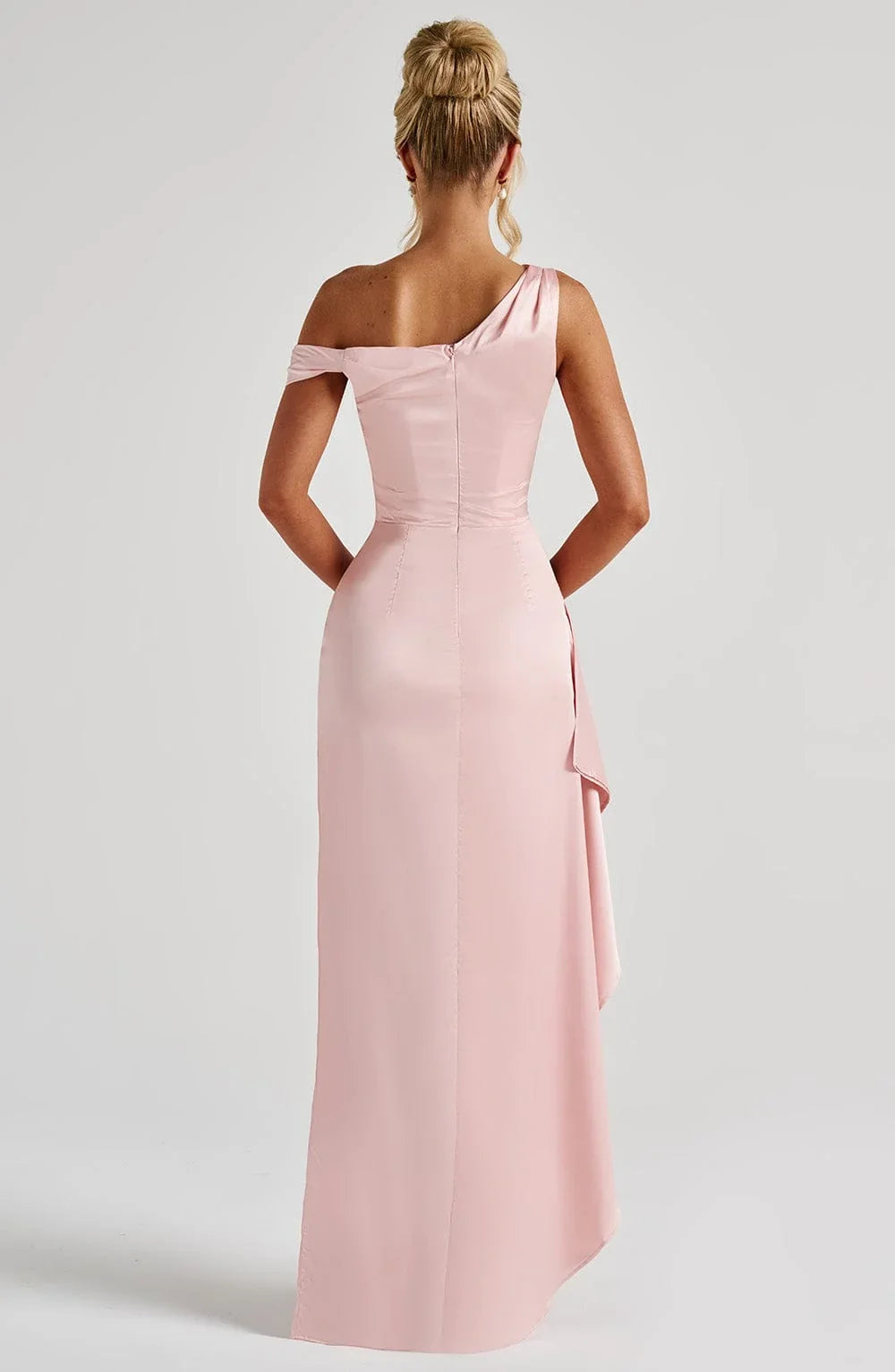 Damen Abendkleid mit asymmetrischem Ausschnitt und Beinschlitz