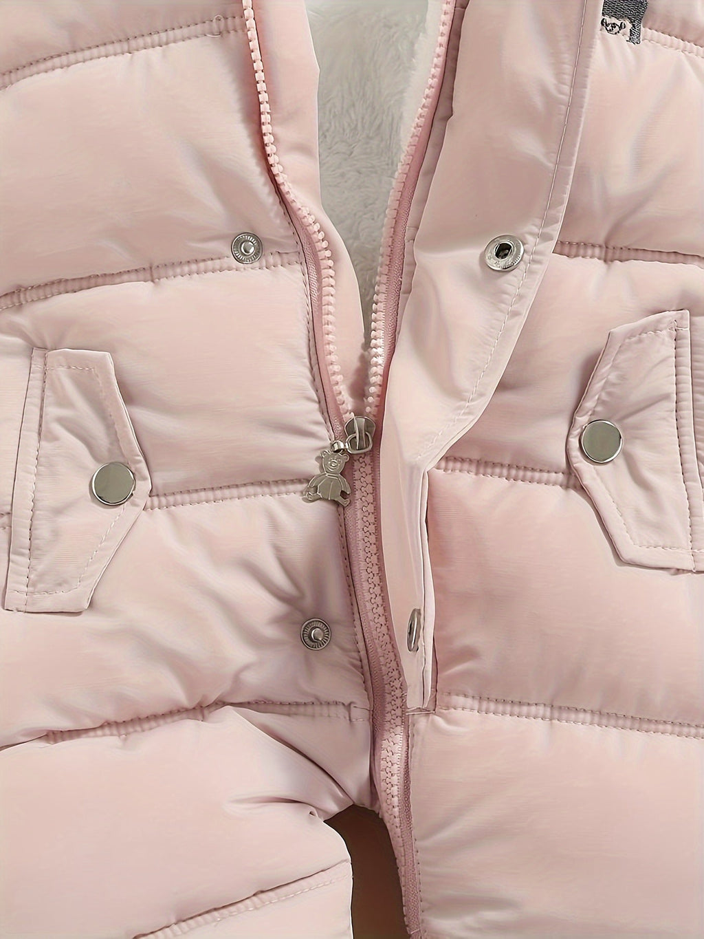 Snowy Baby Strampler – Warmer Winter-Overall inklusive Kapuze für draußen