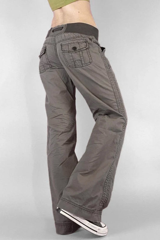 Jeans mit niedriger Taille und Taschen in Grau