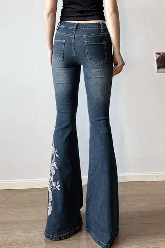 Jeans mit Stickerei in Blau