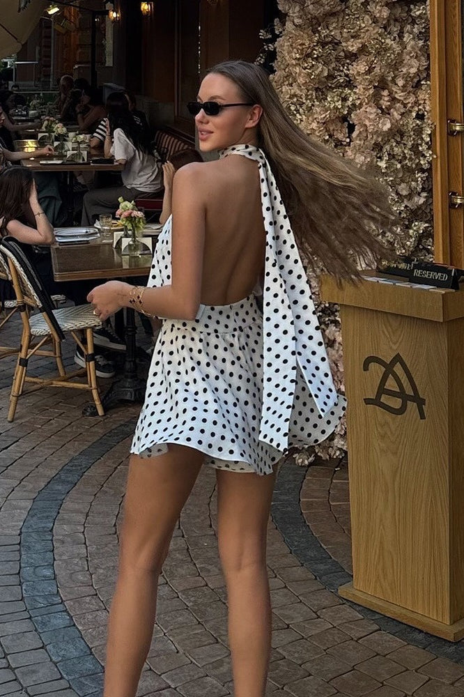 Rückenfreies Minikleid mit Neckholder, Bindedetail und Punktemuster in Weiß mit Rundhalsausschnitt