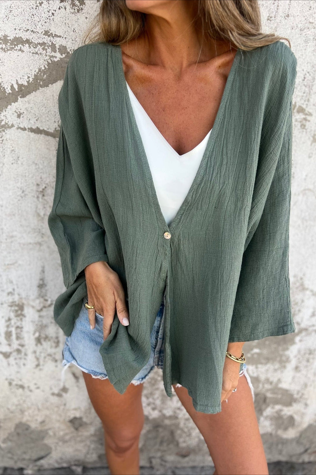 Locker geschnittene Strickjacke mit V-Ausschnitt und langen Ärmeln