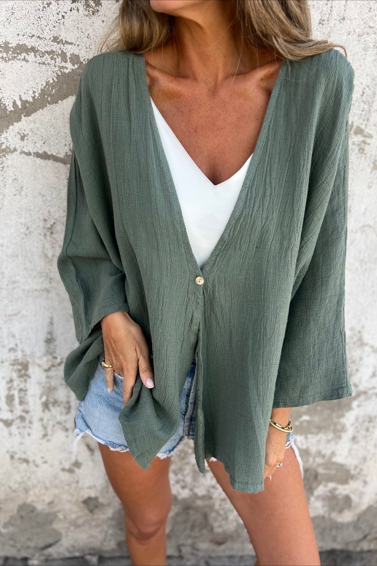 Locker geschnittene Strickjacke mit V-Ausschnitt und langen Ärmeln