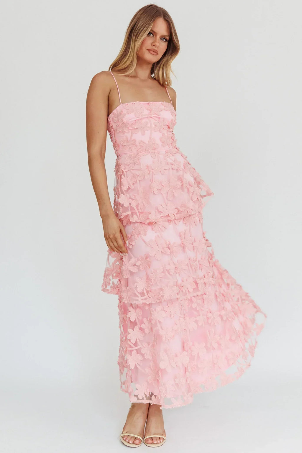 Dori – Spitzen-Maxikleid mit Rüschen und Volants