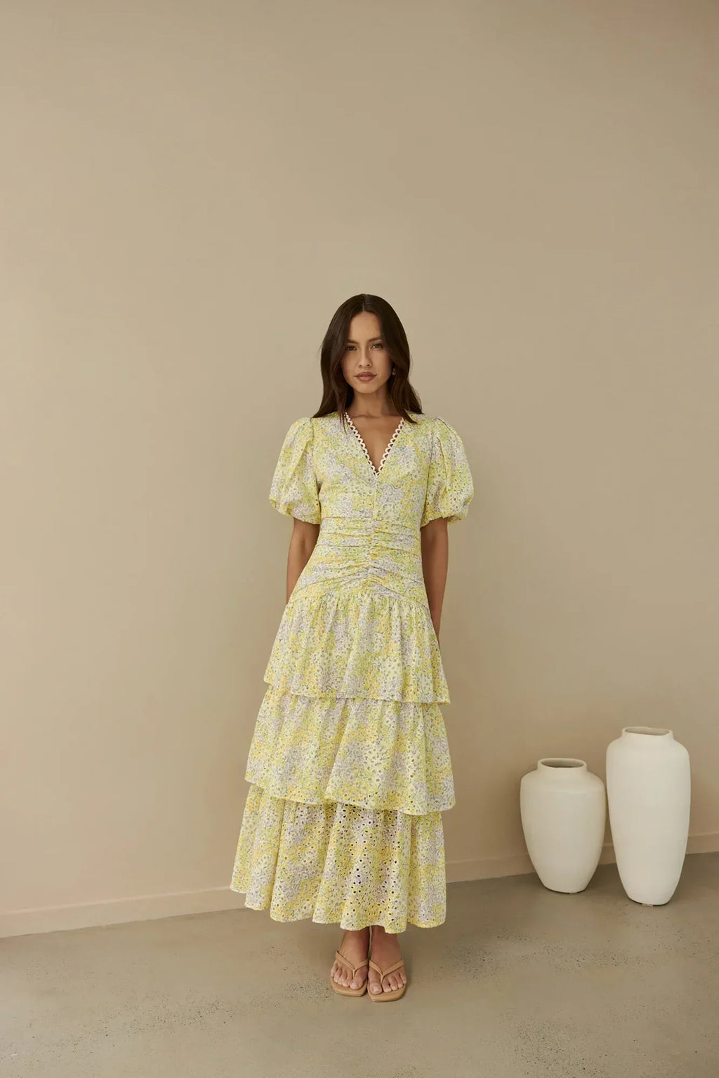 Corinna – Spitzen-Maxikleid mit Puffärmeln und Volants