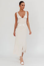 Satin-Maxikleid mit V-Ausschnitt
