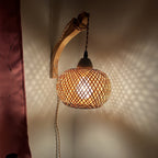 Rustikale Bambus Wandleuchte – Geflochtener Schirm mit Vintage-Stil sowie Stecker