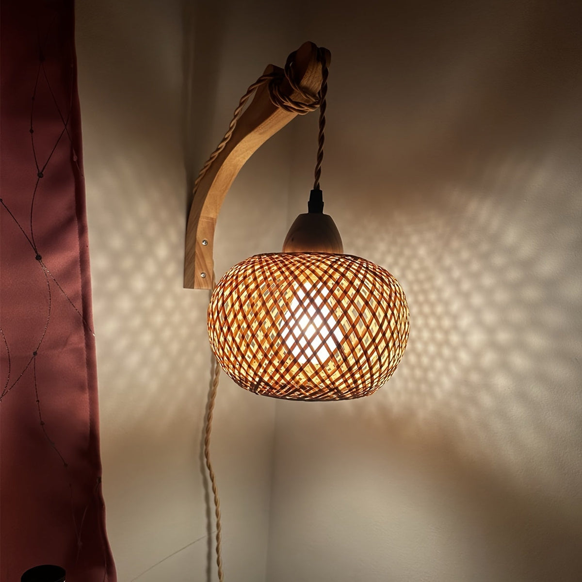 Rustikale Bambus Wandleuchte – Geflochtener Schirm mit Vintage-Stil sowie Stecker