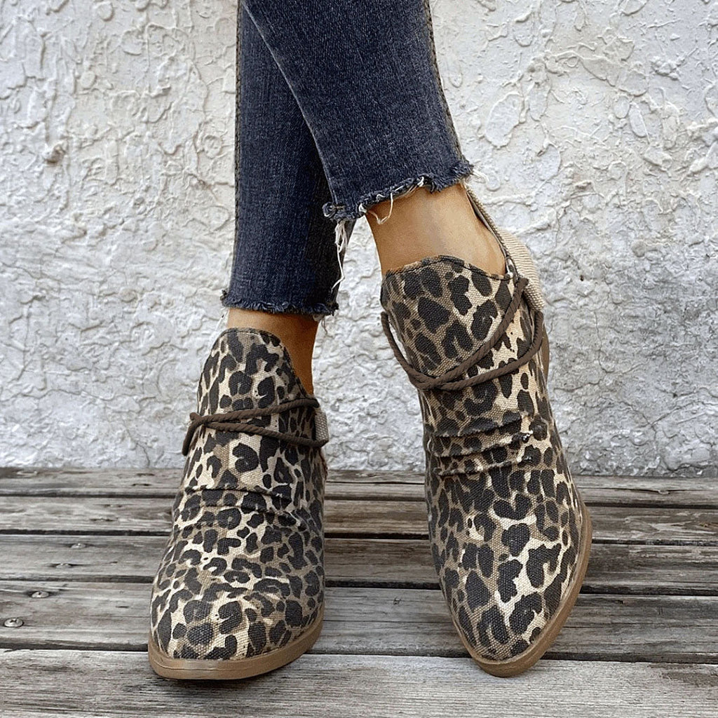 Stiefel im Leoparden-Print mit spitzer Zehenpartie