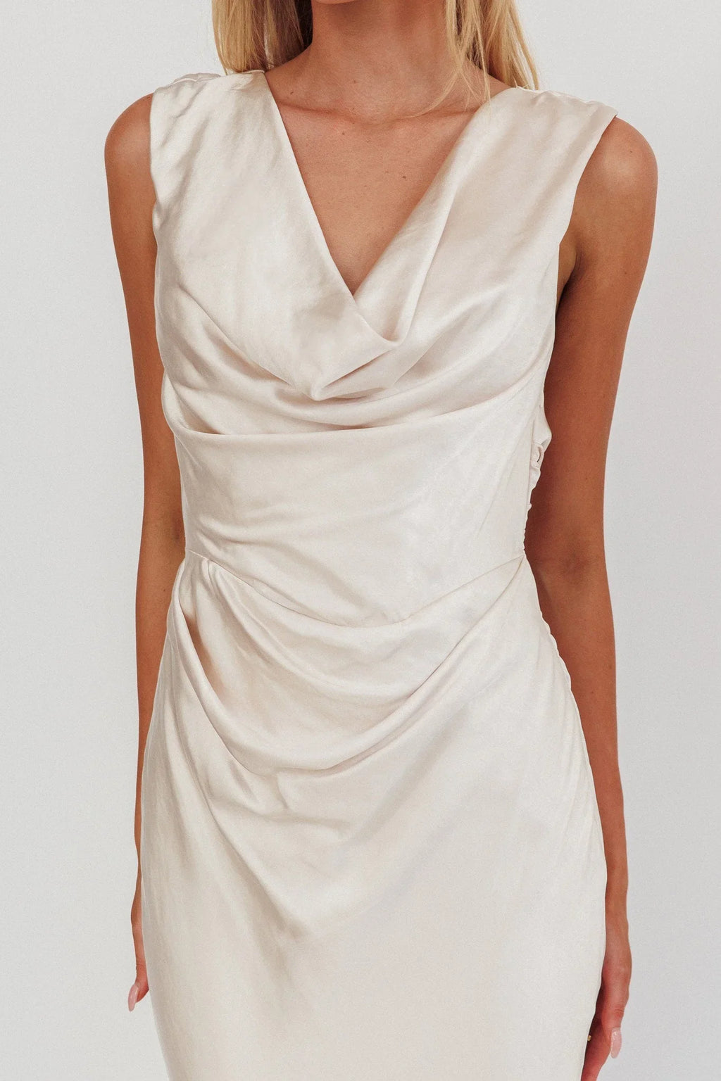 Chills – Satin-Maxikleid mit Wasserfall-Ausschnitt