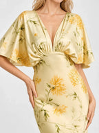Satin-Maxikleid mit Flügelärmeln und Blumenmuster