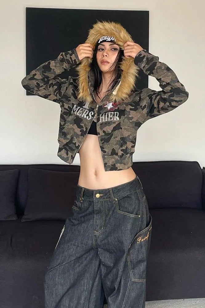 Hoodie mit Reißverschluss und Stickerei in Grün