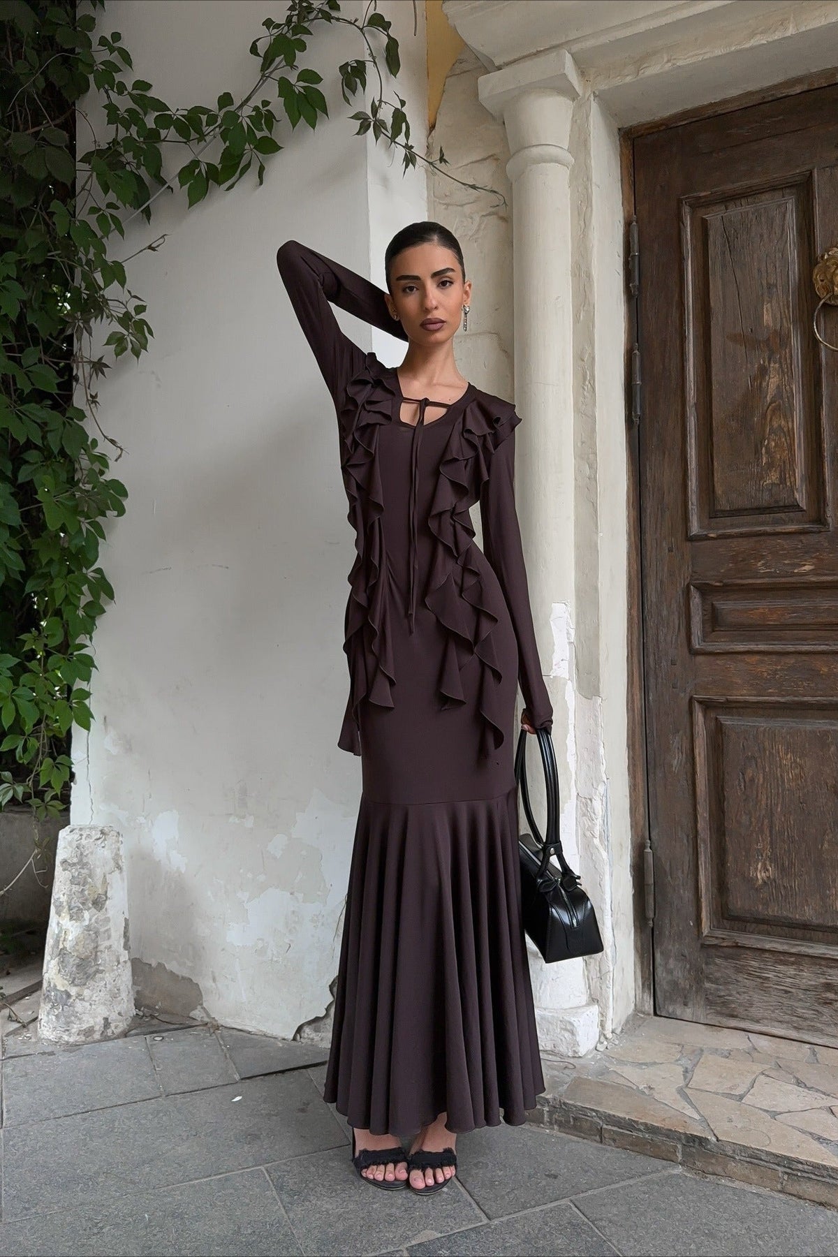 Maxikleid mit V-Ausschnitt und Rüschen in Braun