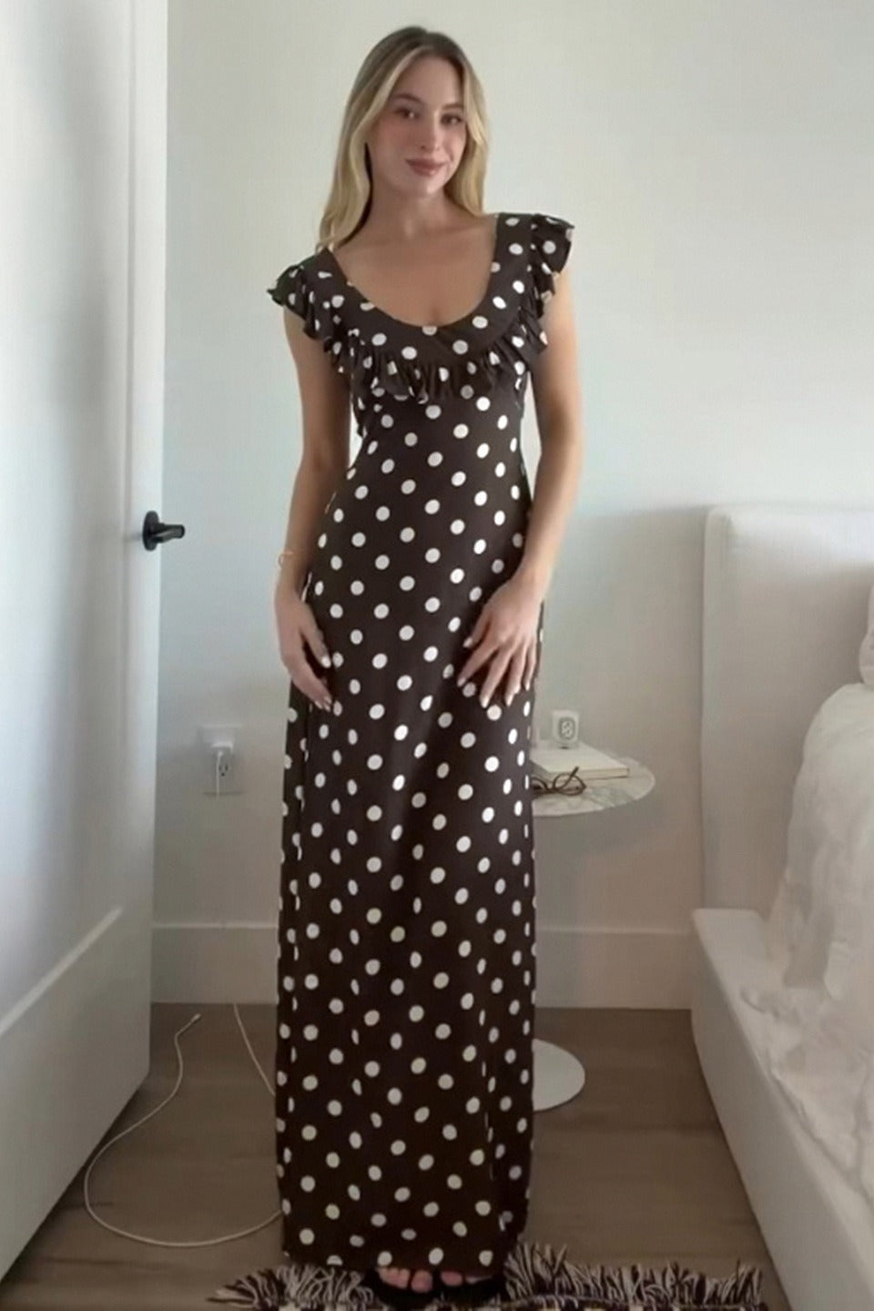 Figurbetontes Maxikleid mit Punktemuster und Rüschen in Braun