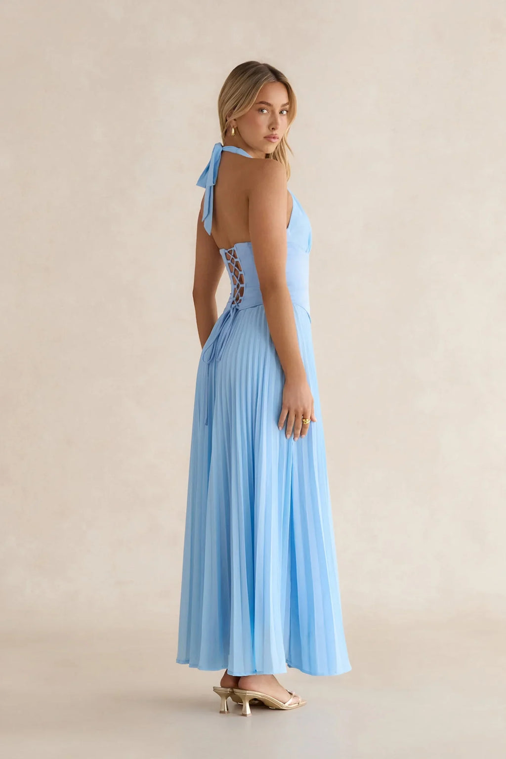 Paradise – Spitzen-Maxikleid mit Neckholder und Korsett-Schnürung