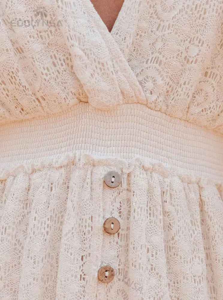 Minikleid mit V-Ausschnitt, Spitze und Rüschen