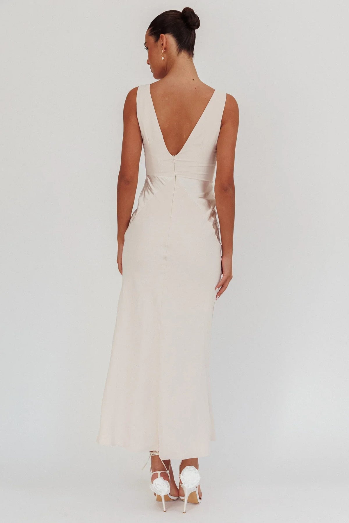 Satin-Maxikleid mit V-Ausschnitt