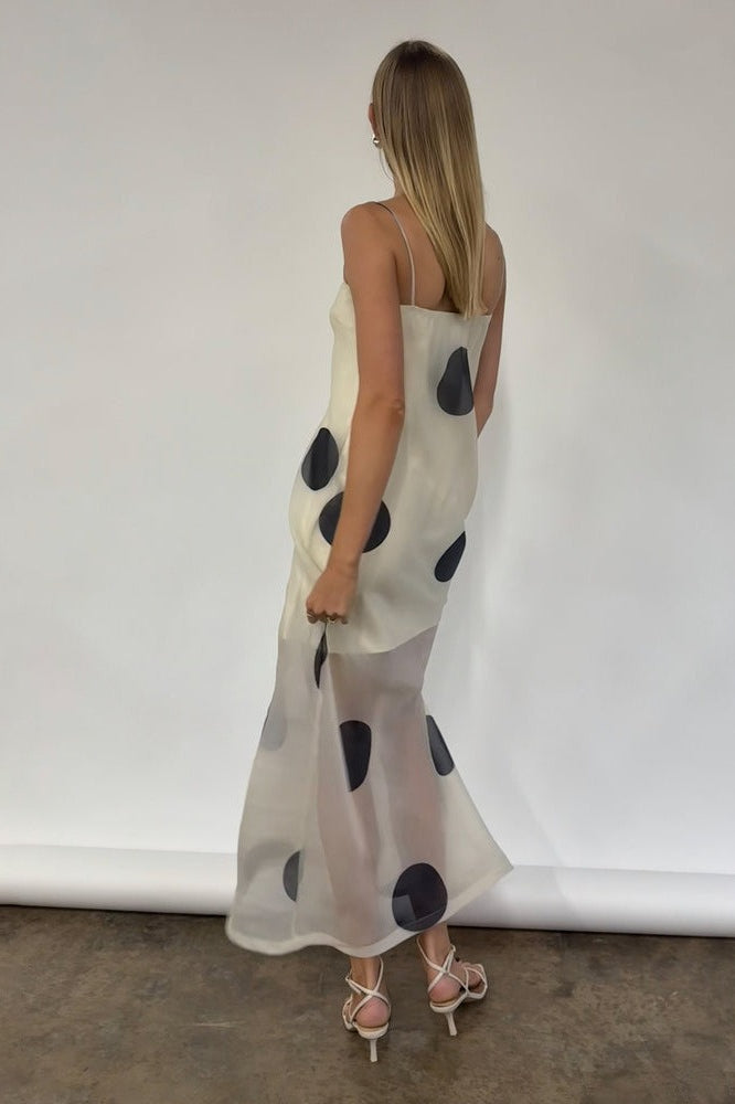 Figurbetontes Maxikleid mit Punktemuster in Weiß mit Schulterfrei