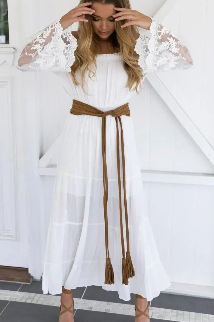 Schulterfreies Kleid mit Trompetenärmeln und ausgestelltem Schnitt