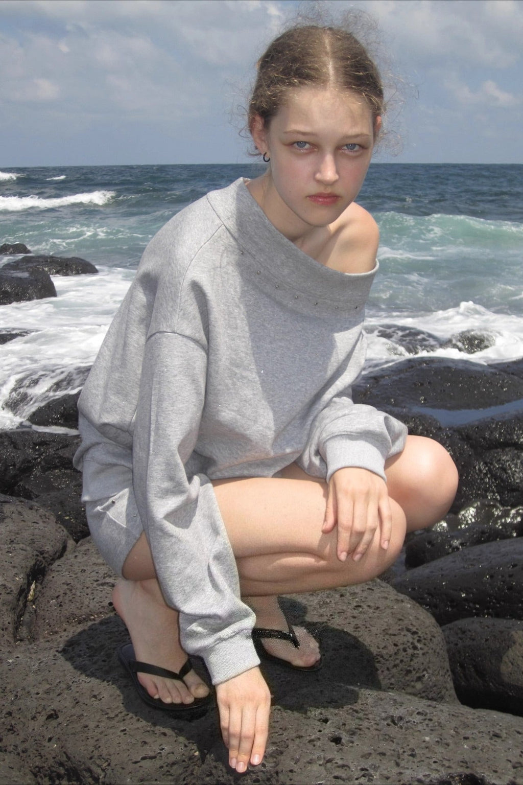 Schulterfreies Sweatshirt mit langen Ärmeln