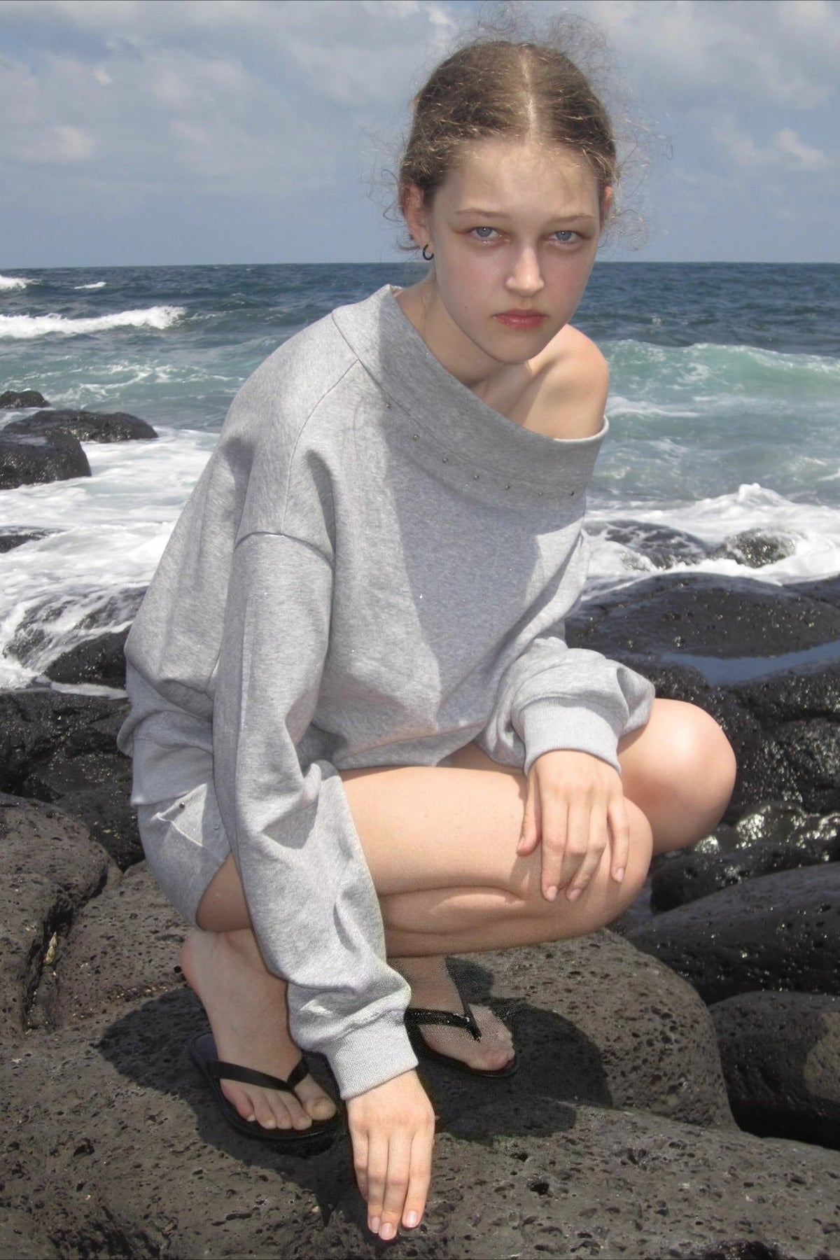 Schulterfreies Sweatshirt mit langen Ärmeln