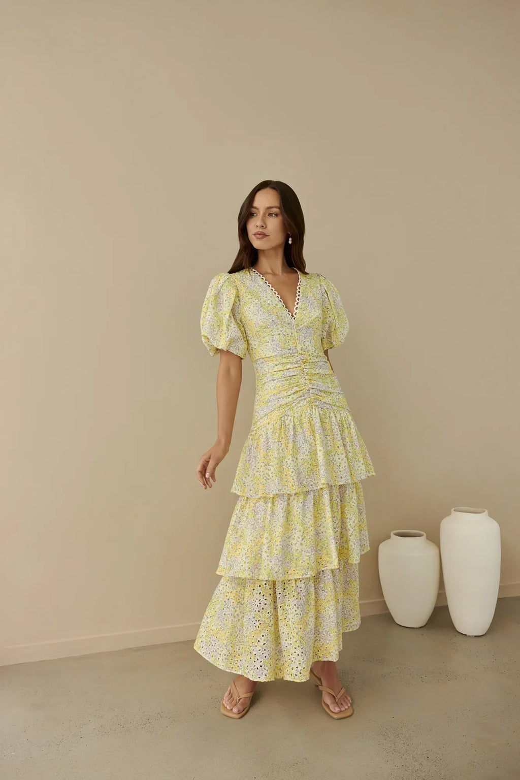 Corinna – Spitzen-Maxikleid mit Puffärmeln und Volants