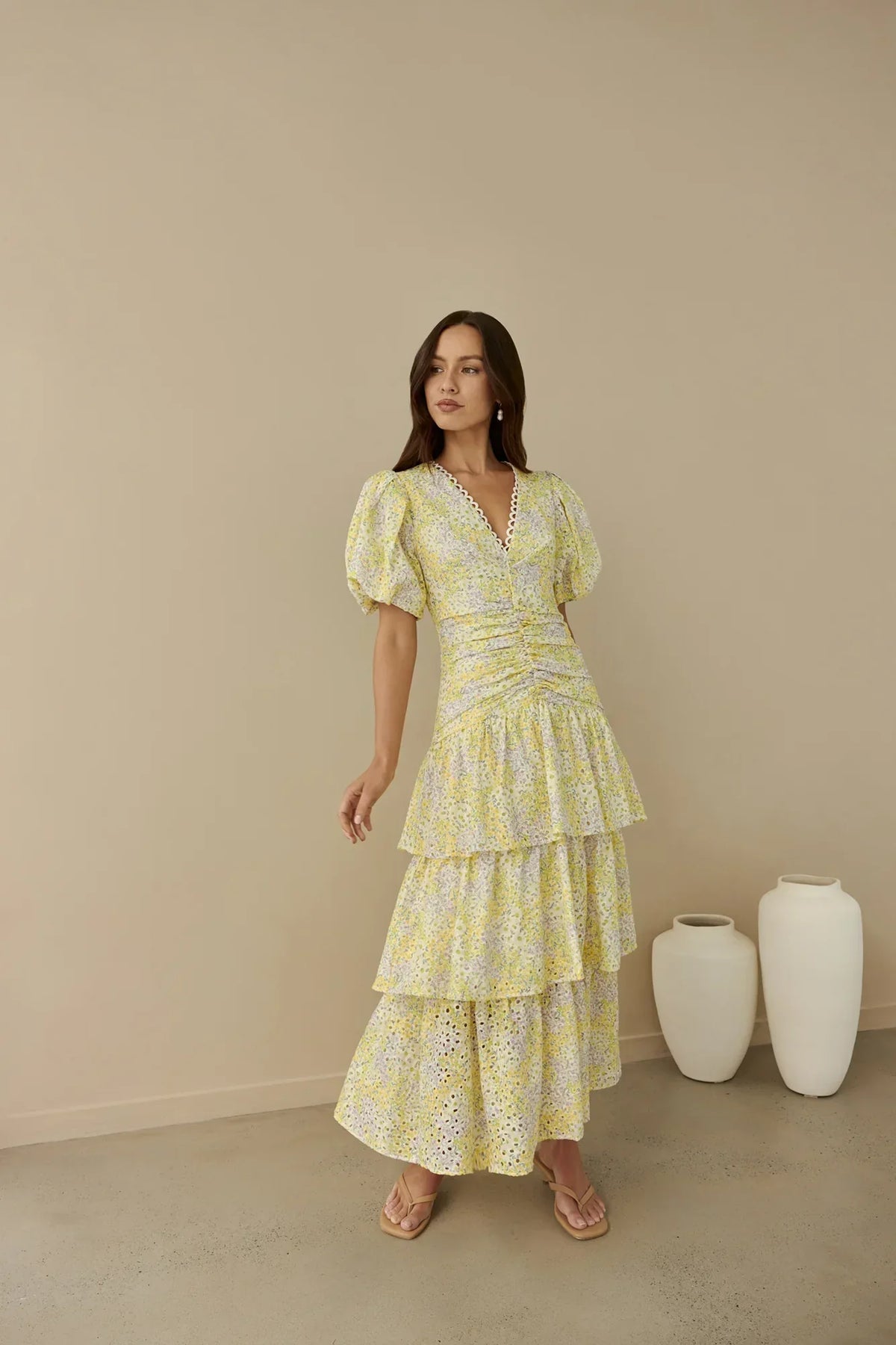 Corinna – Spitzen-Maxikleid mit Puffärmeln und Volants
