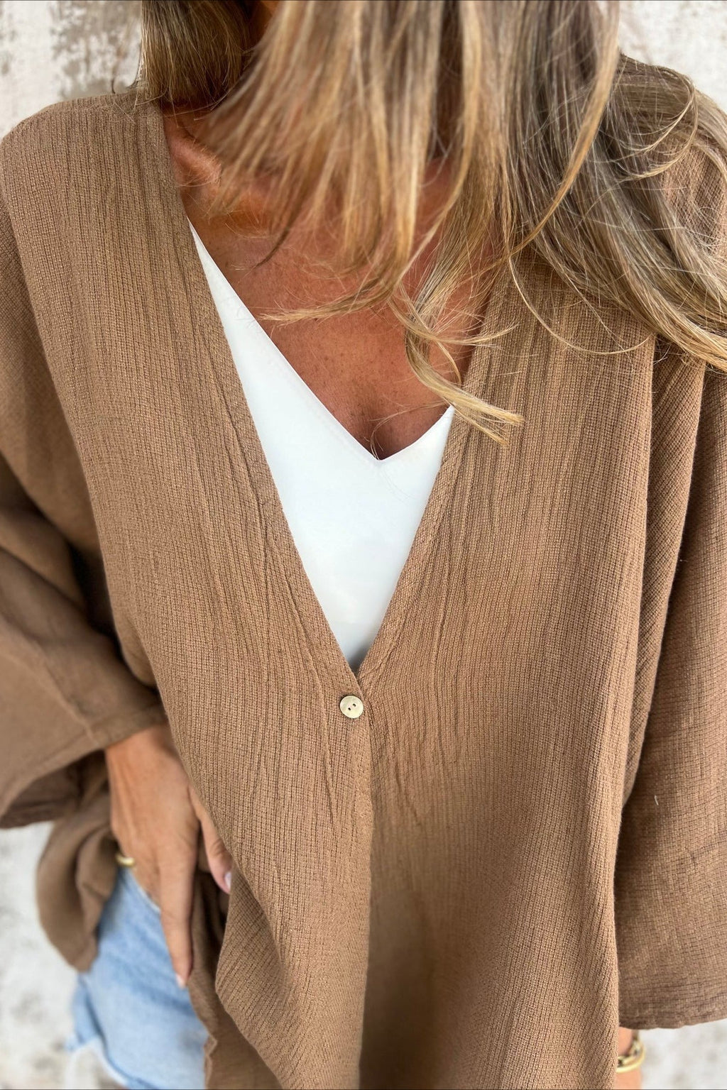 Locker geschnittene Strickjacke mit V-Ausschnitt und langen Ärmeln