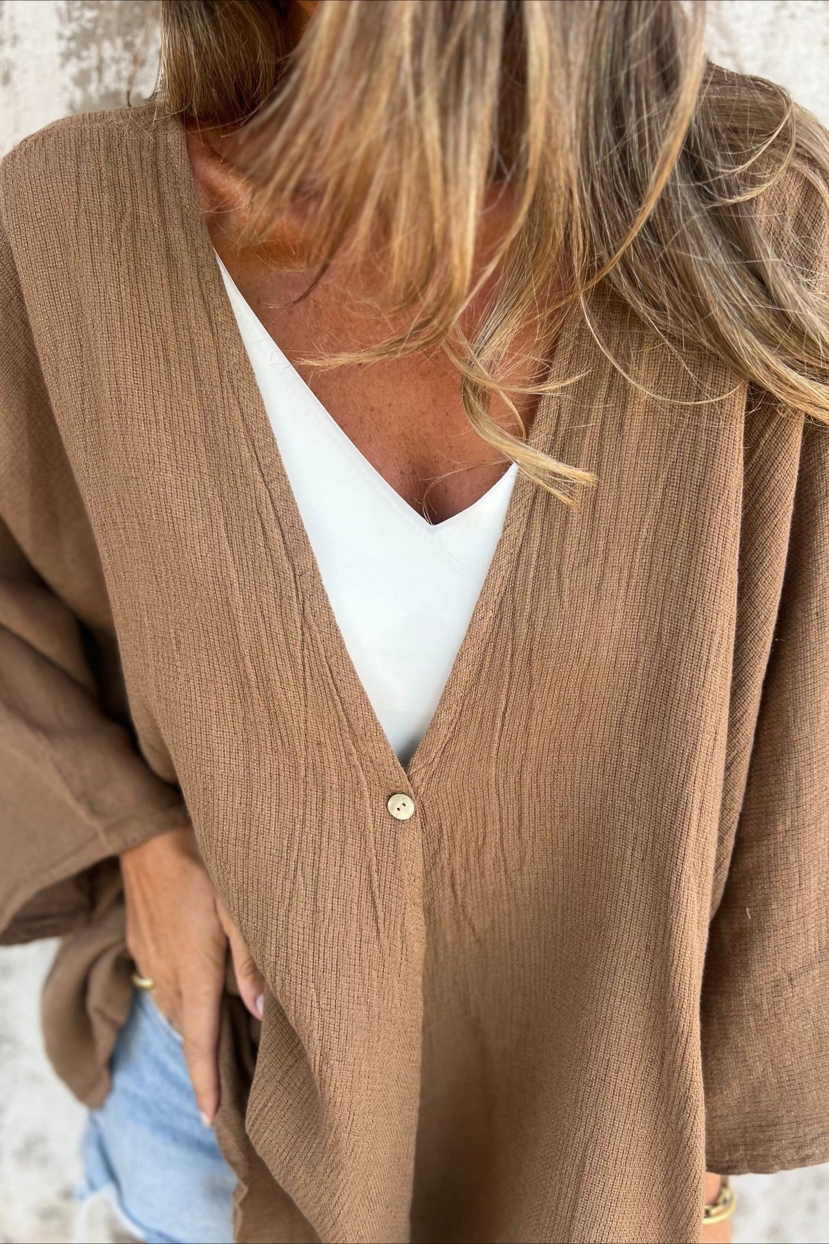 Locker geschnittene Strickjacke mit V-Ausschnitt und langen Ärmeln