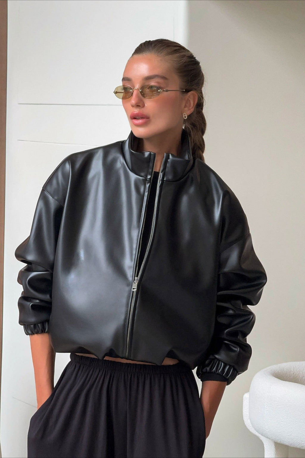 Jacke mit Kunstleder in Schwarz figurbetont