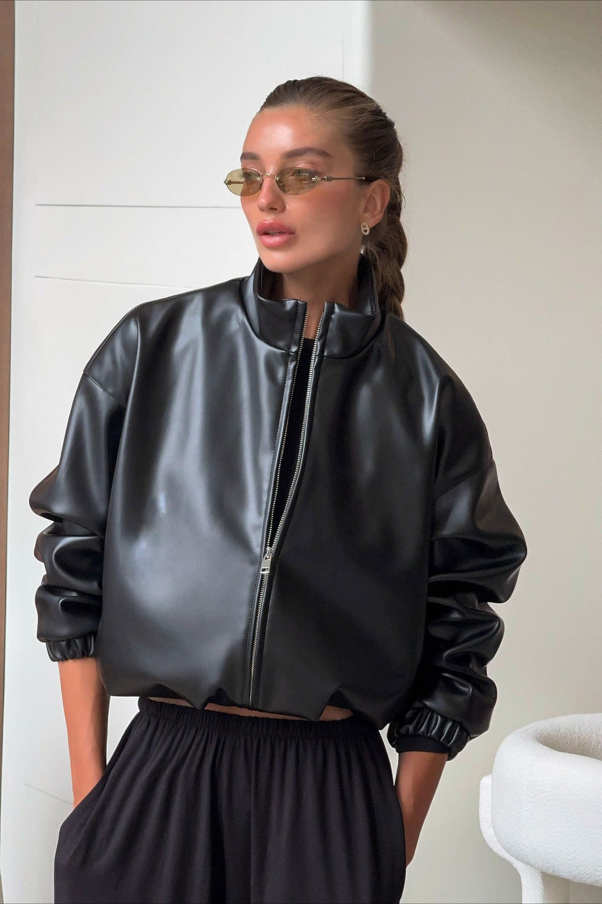 Jacke mit Kunstleder in Schwarz figurbetont