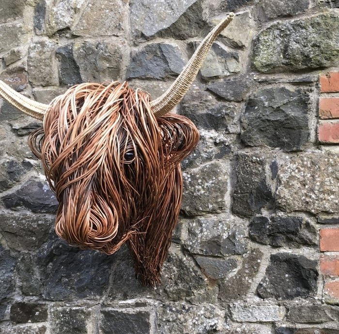 Toro Rustikale Wandskulptur: Handgefertigtes Kunstwerk aus Rattan