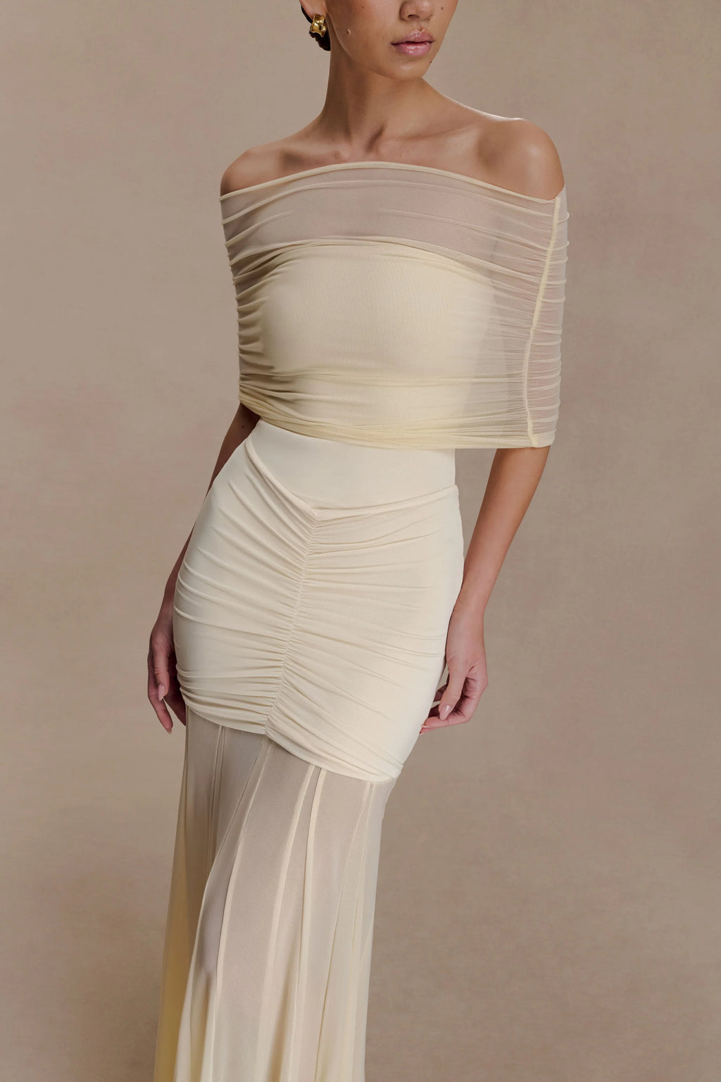 Caspian – Schulterfreies Maxikleid mit Mesh-Akzenten