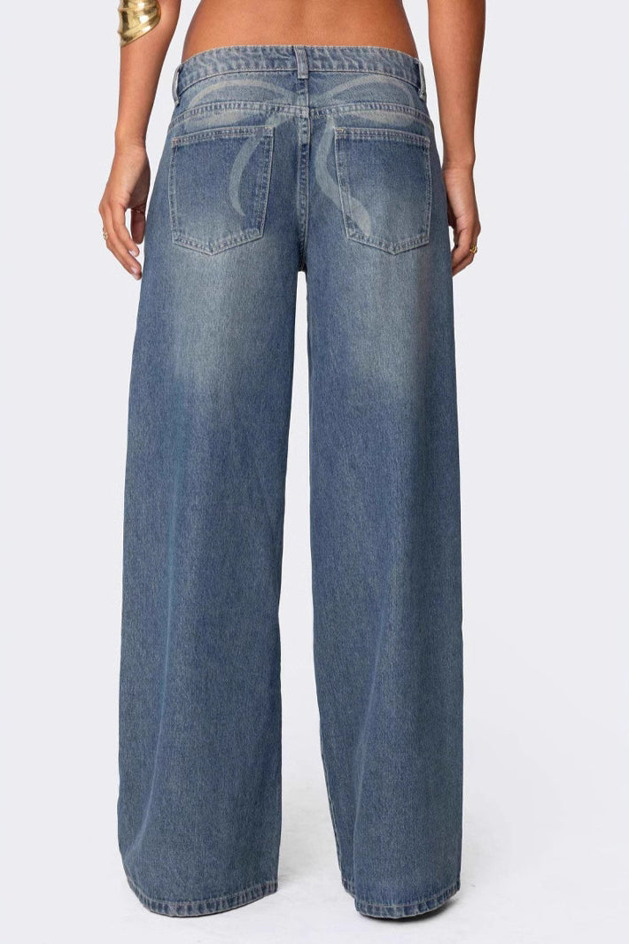 Jeans mit weitem Bein, niedriger Taille und Druck