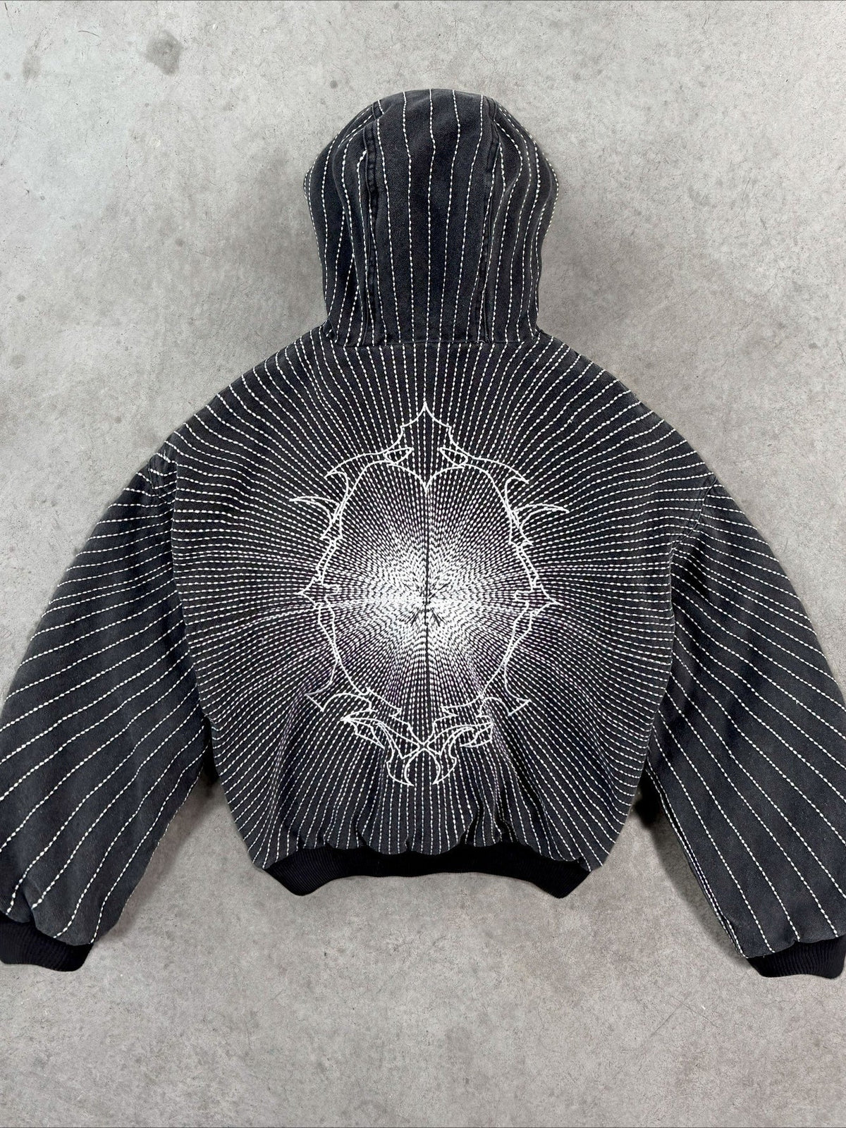 Locker geschnittener Hoodie in Schwarz