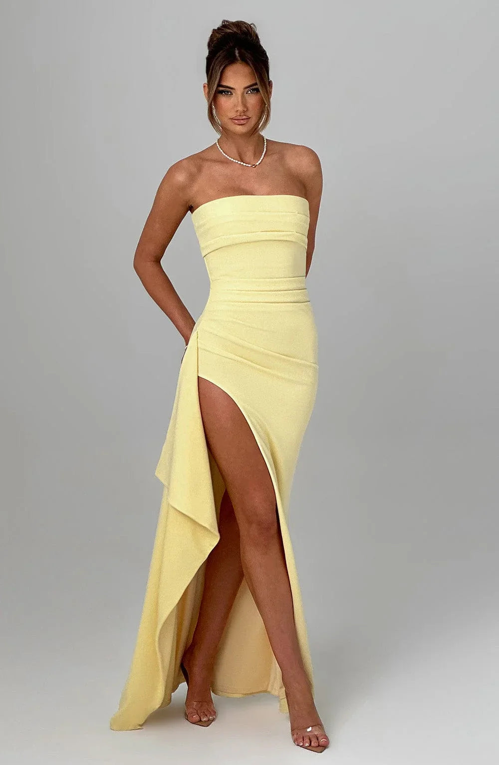Zafira – Schulterfreies Maxikleid mit Beinschlitz und Falten
