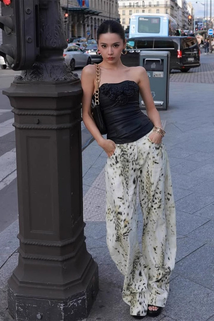 Jeans mit weitem Bein und Leopardenmuster in Weiß