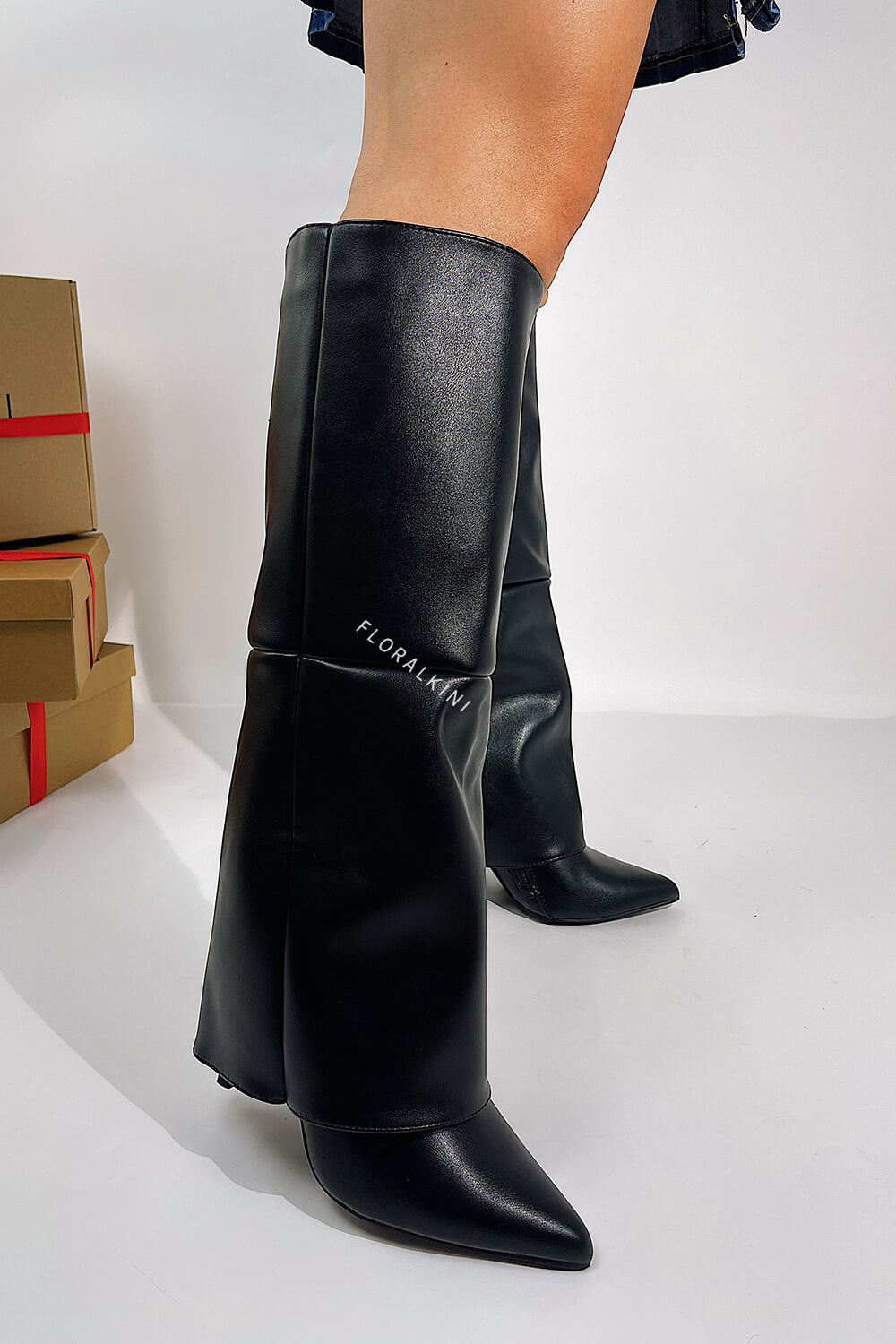 Kniehohe Stiefel in Lederoptik mit Umschlag und Stiletto-Absatz