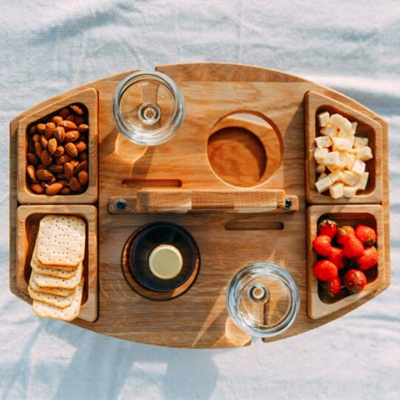 Eleganter Holztisch für Picknick und Wein – Funktional und Luxuriös