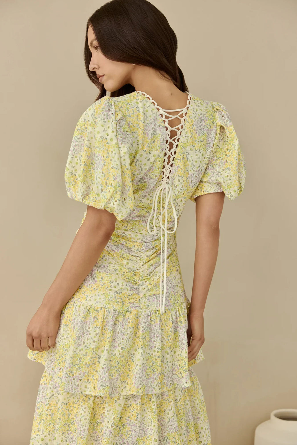 Corinna – Spitzen-Maxikleid mit Puffärmeln und Volants