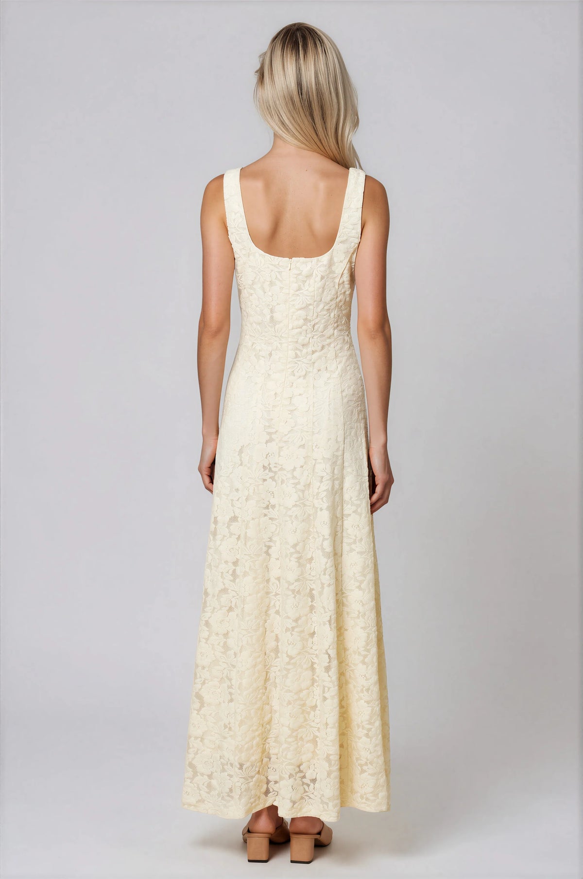 Petunia – Spitzen-Maxikleid mit eckigem Ausschnitt und A-Linien-Rock