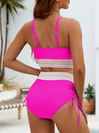 Hochgeschnittener Bikini für Frauen – V-Ausschnitt inklusive buntem Besatz