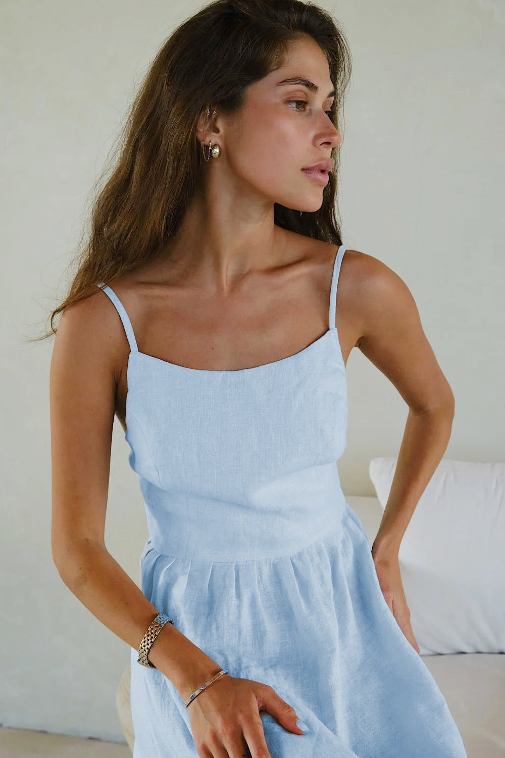 Rückenfreies Maxikleid mit Rüschen in Weiß