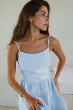 Rückenfreies Maxikleid mit Rüschen in Weiß